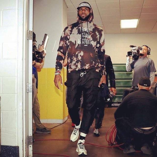 [NBA]哈登手感火热 外线三分手起刀落